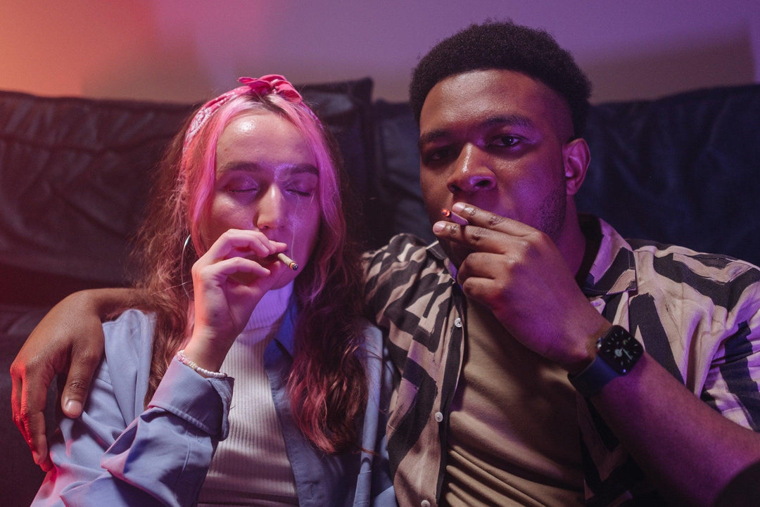 2 people using Iivy smoke accessores