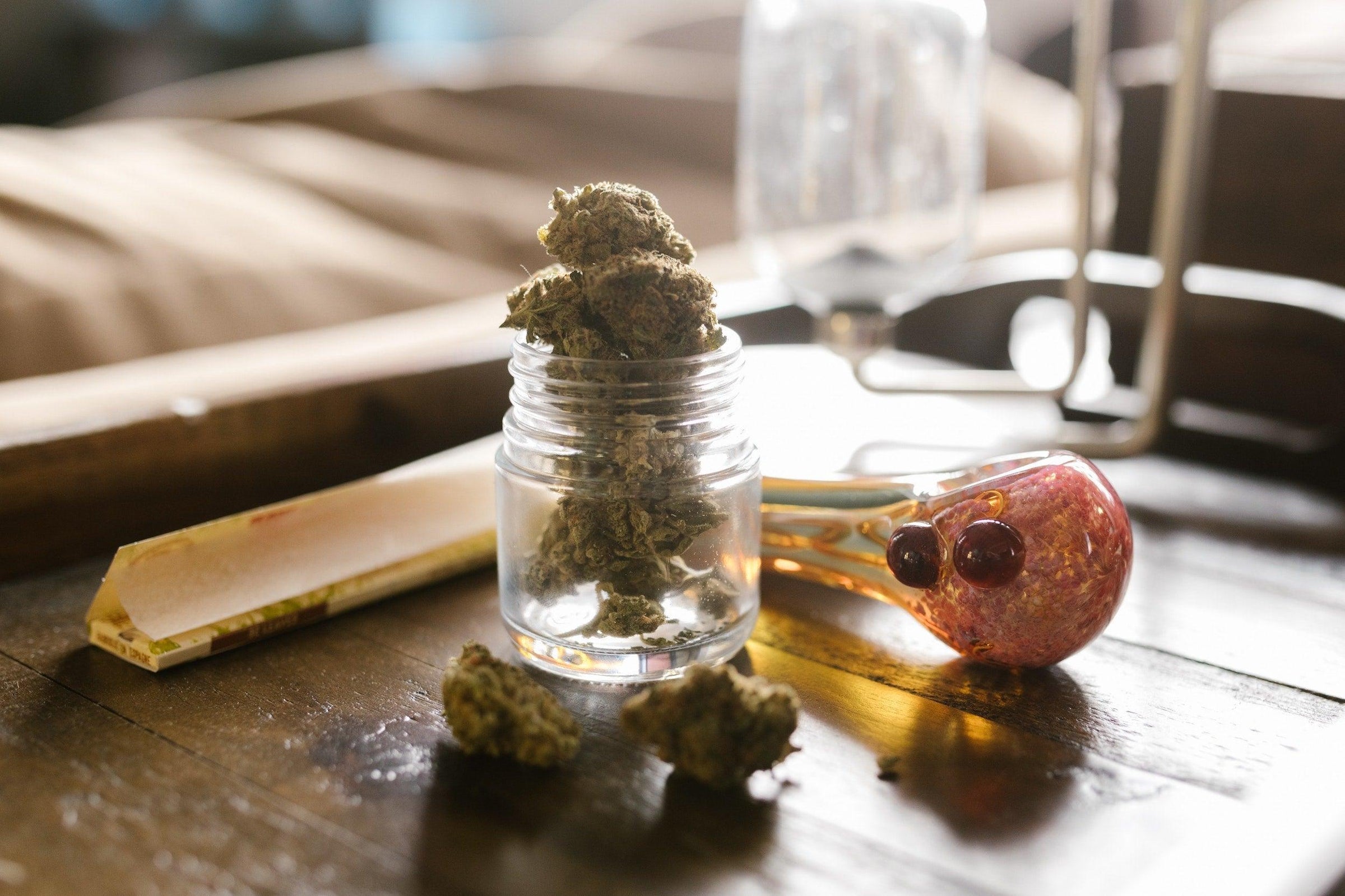 Weed papers and glass pipe for smoking